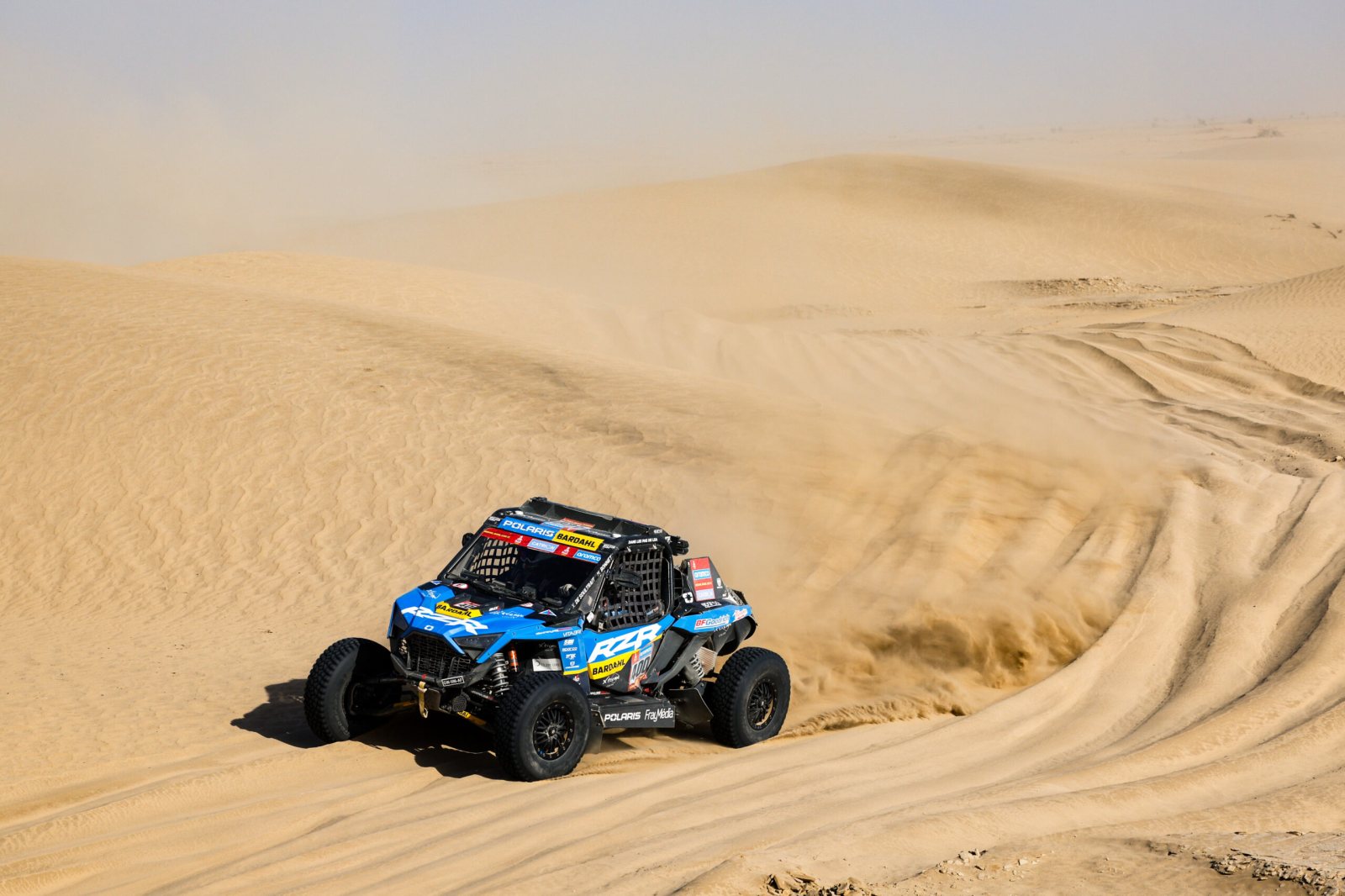 Tým Sébastien Loeb Racing – RZR Factory Racing je v polovině Dakaru ve vedení kategorie SSV