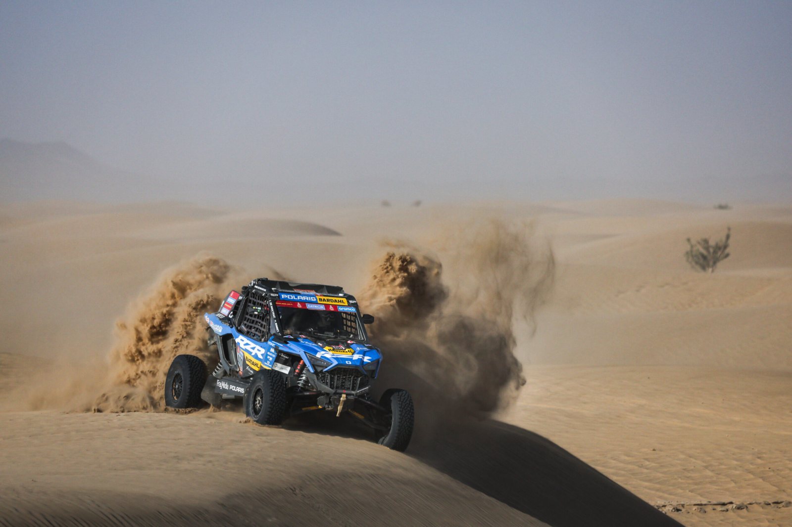 Tým Sébastien Loeb Racing – RZR Factory Racing je v polovině Dakaru ve vedení kategorie SSV