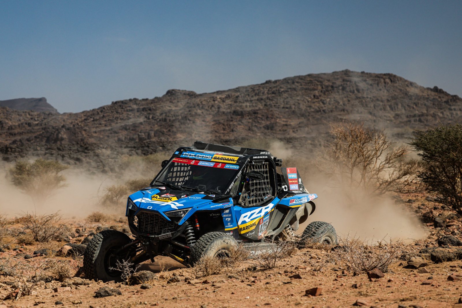 Tým Sébastien Loeb Racing – RZR Factory Racing je v polovině Dakaru ve vedení kategorie SSV