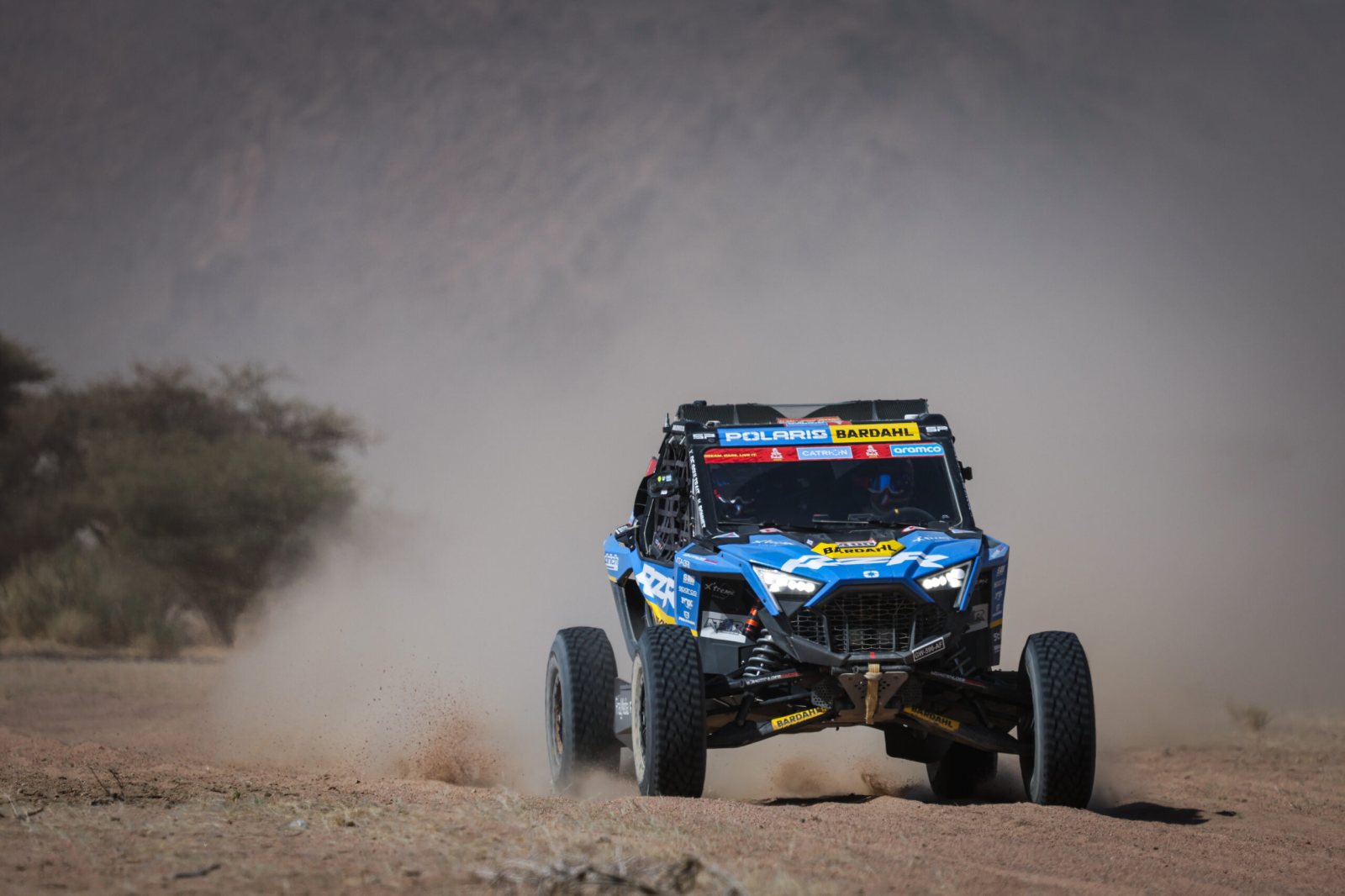 Tým Sébastien Loeb Racing – RZR Factory Racing je v polovině Dakaru ve vedení kategorie SSV