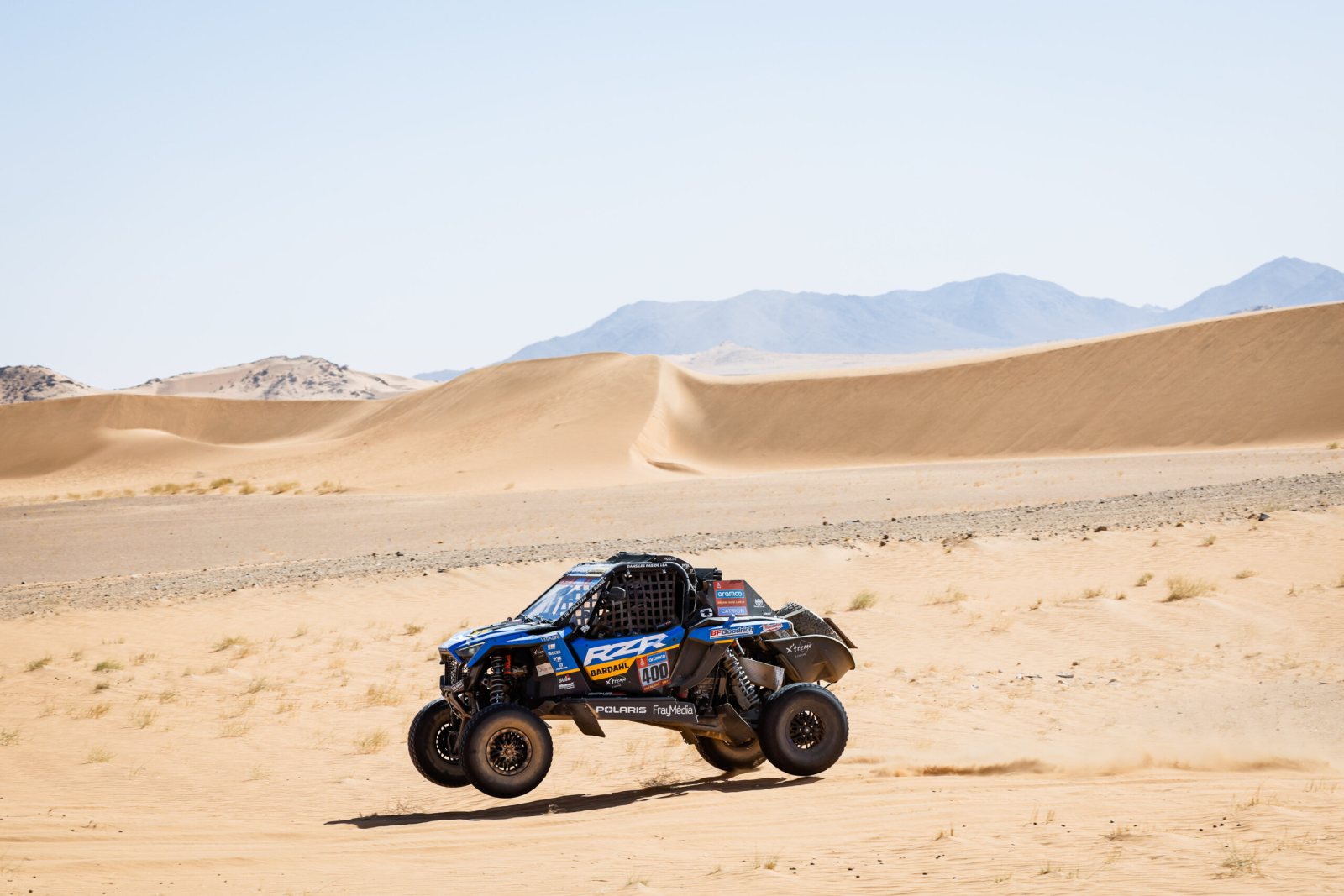 Tým Sébastien Loeb Racing – RZR Factory Racing je v polovině Dakaru ve vedení kategorie SSV