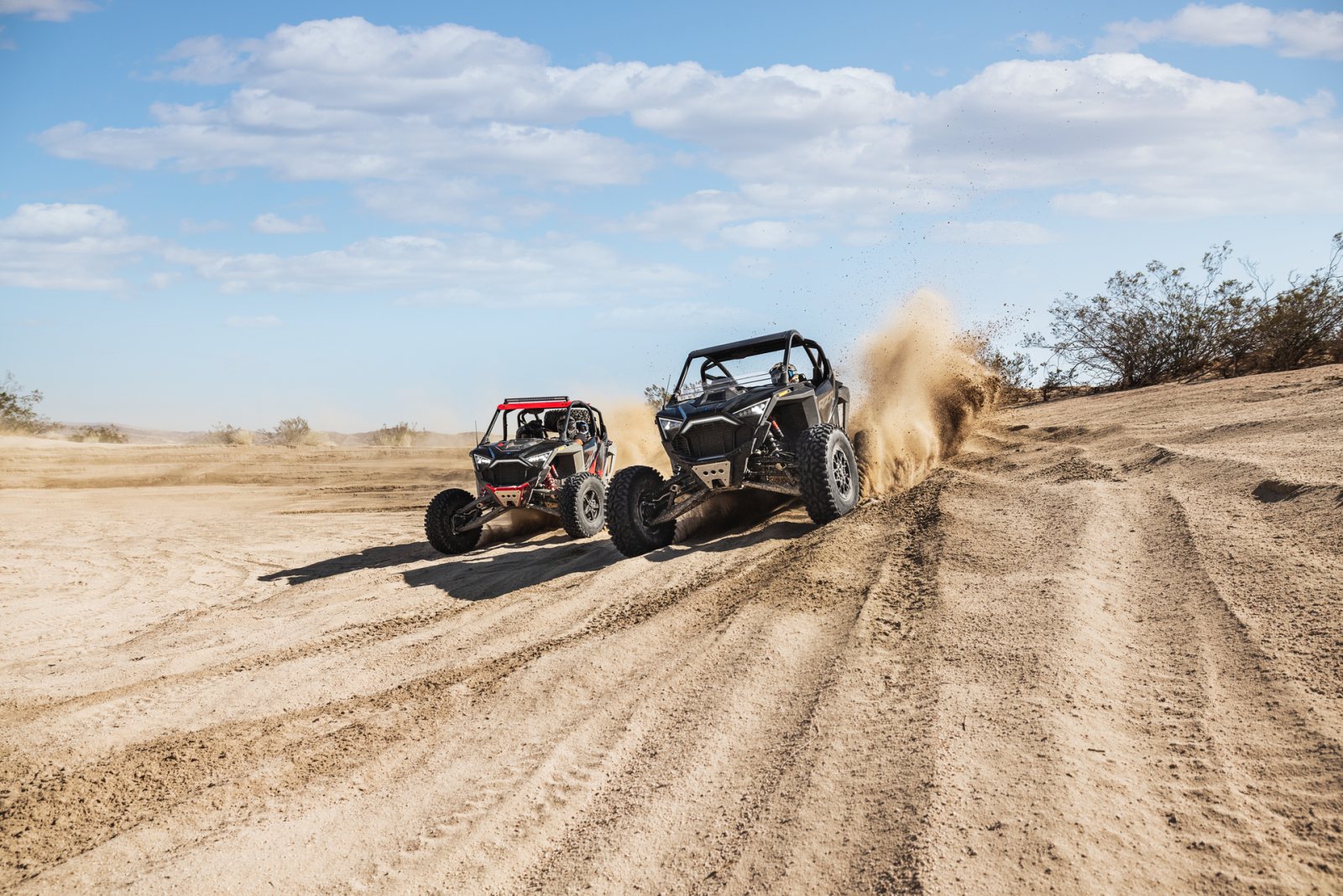 Polaris představuje svoje nejsilnější a nejmodernější Side-By-Side: RZR Pro R a RZR Turbo R