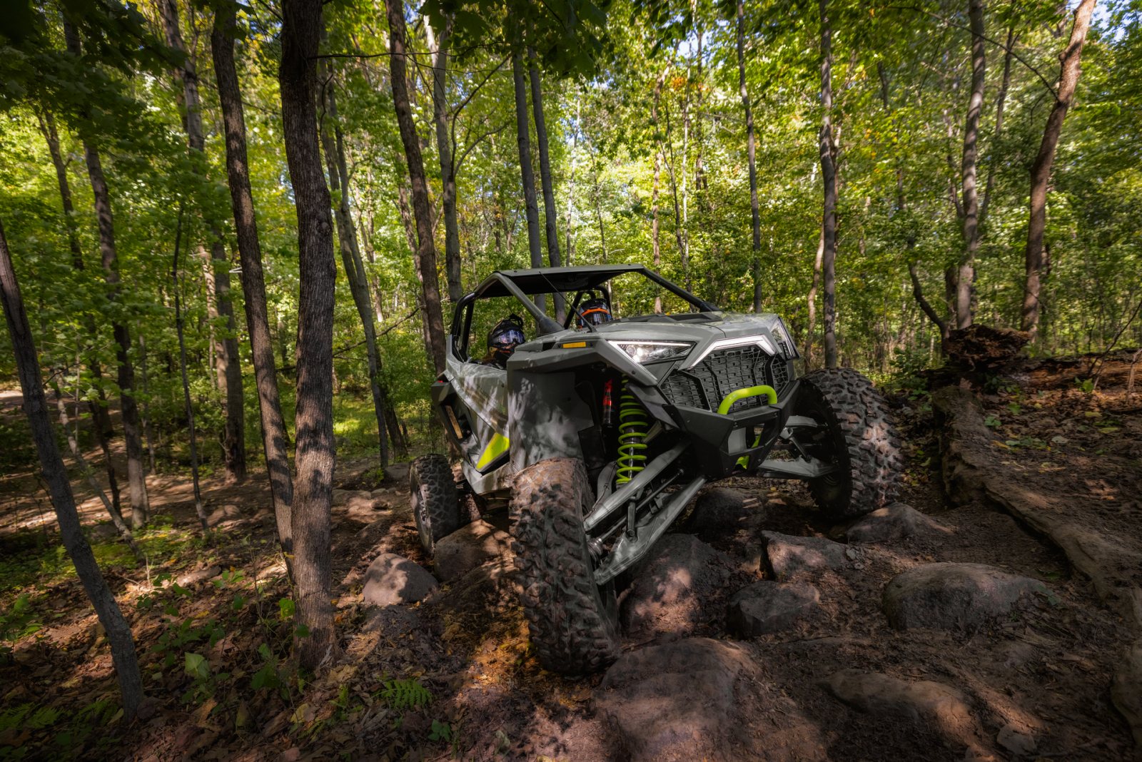 Polaris představuje svoje nejsilnější a nejmodernější Side-By-Side: RZR Pro R a RZR Turbo R