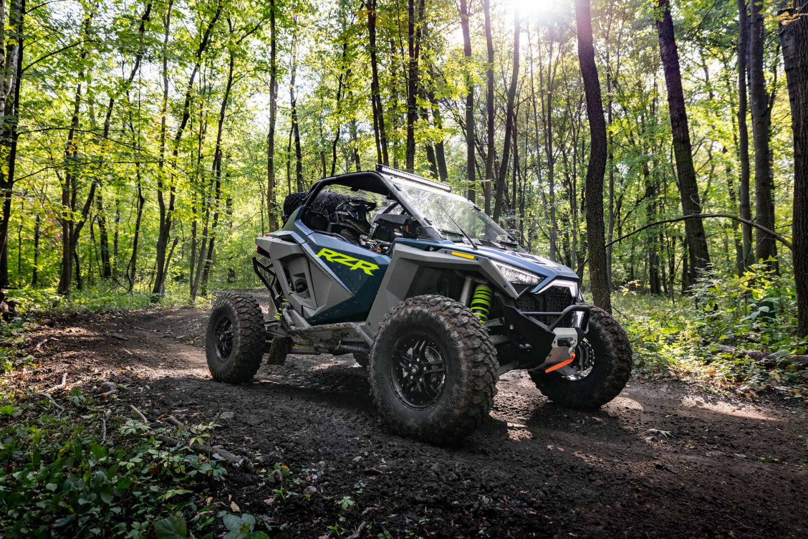 Polaris představuje svoje nejsilnější a nejmodernější Side-By-Side: RZR Pro R a RZR Turbo R