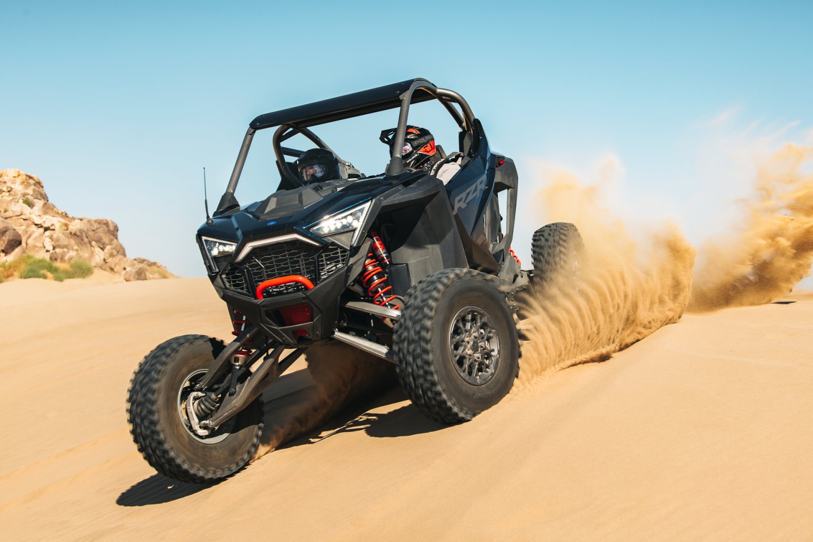 Polaris představuje svoje nejsilnější a nejmodernější Side-By-Side: RZR Pro R a RZR Turbo R