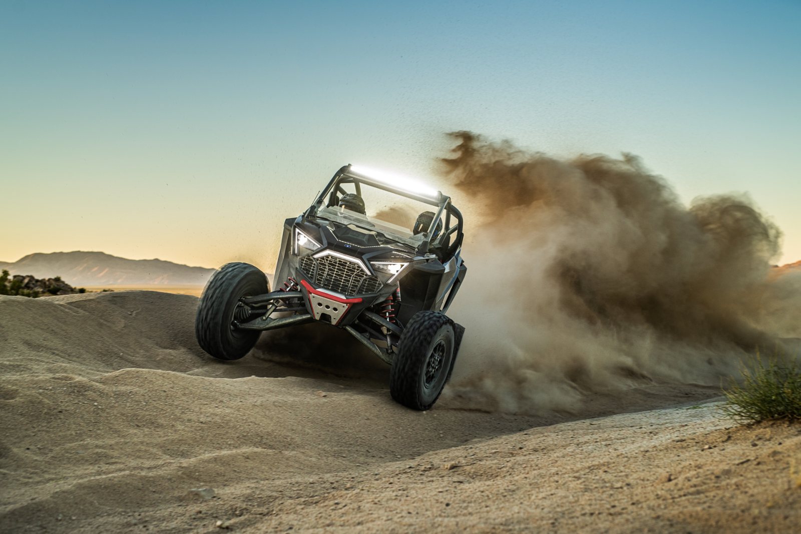 Polaris představuje svoje nejsilnější a nejmodernější Side-By-Side: RZR Pro R a RZR Turbo R