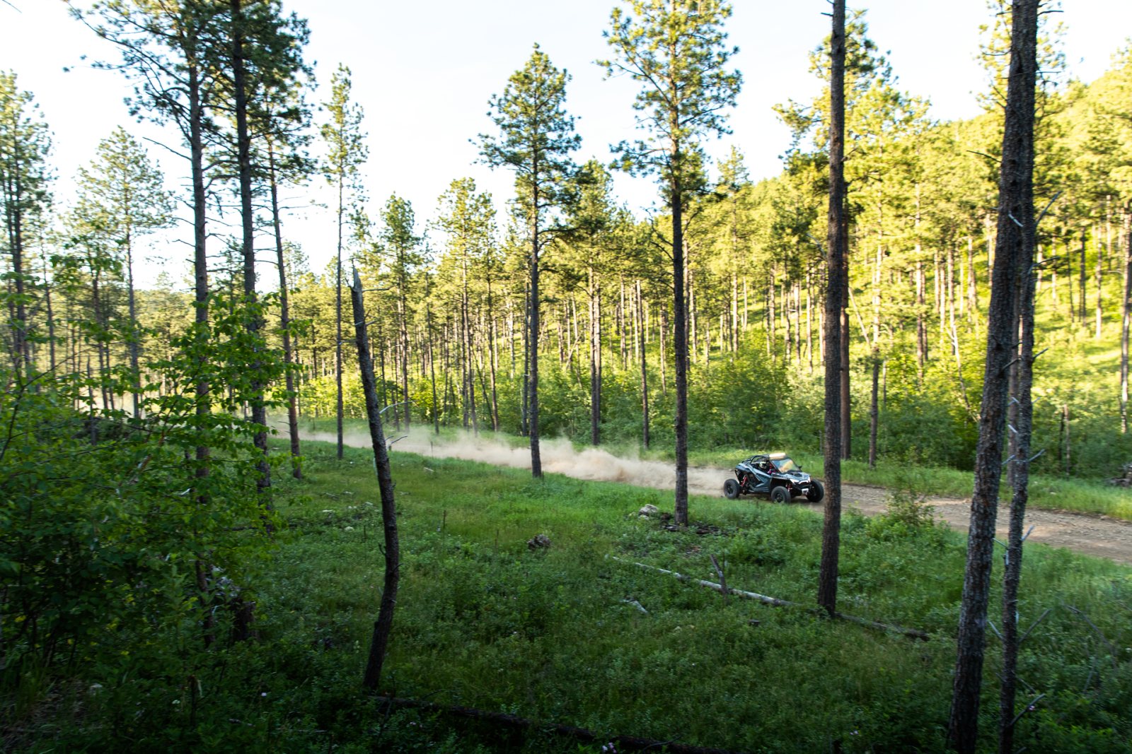 Polaris představuje svoje nejsilnější a nejmodernější Side-By-Side: RZR Pro R a RZR Turbo R