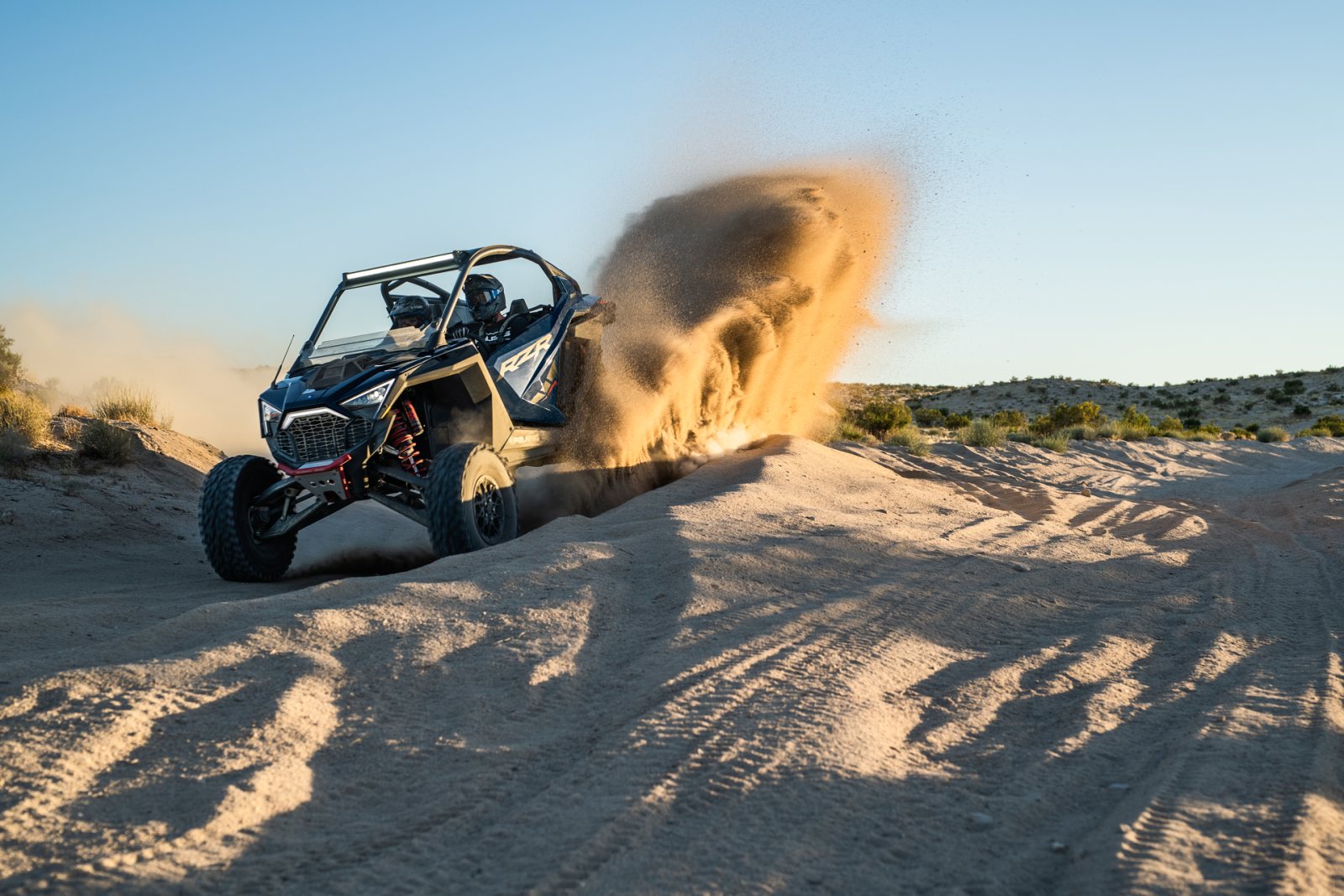 Polaris představuje svoje nejsilnější a nejmodernější Side-By-Side: RZR Pro R a RZR Turbo R