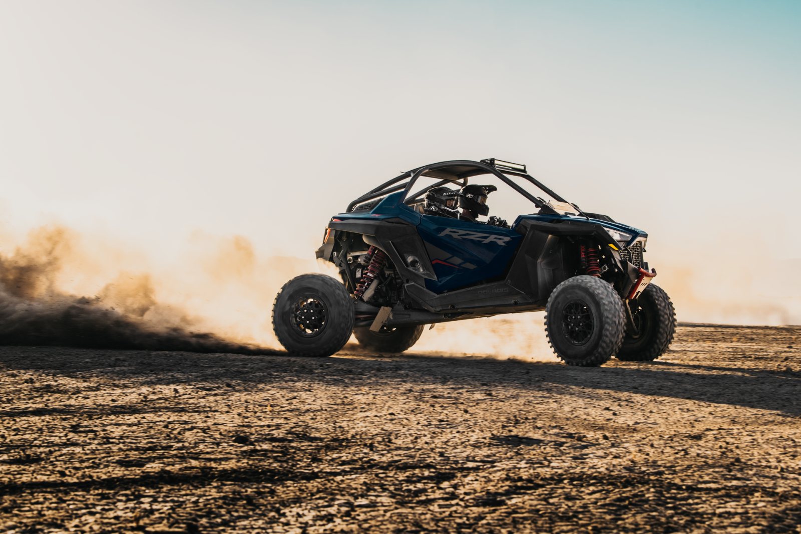 Polaris představuje svoje nejsilnější a nejmodernější Side-By-Side: RZR Pro R a RZR Turbo R