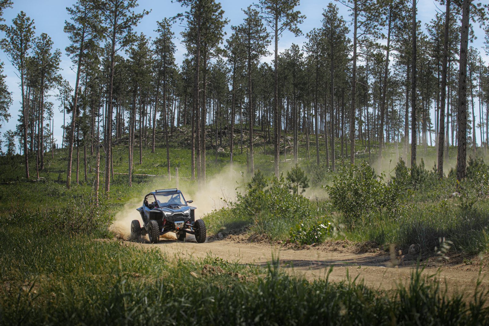 Polaris představuje svoje nejsilnější a nejmodernější Side-By-Side: RZR Pro R a RZR Turbo R