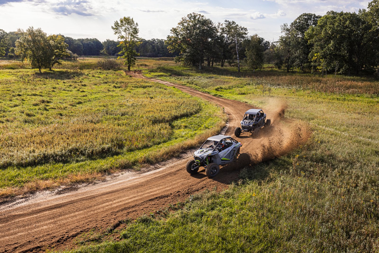 Polaris představuje svoje nejsilnější a nejmodernější Side-By-Side: RZR Pro R a RZR Turbo R