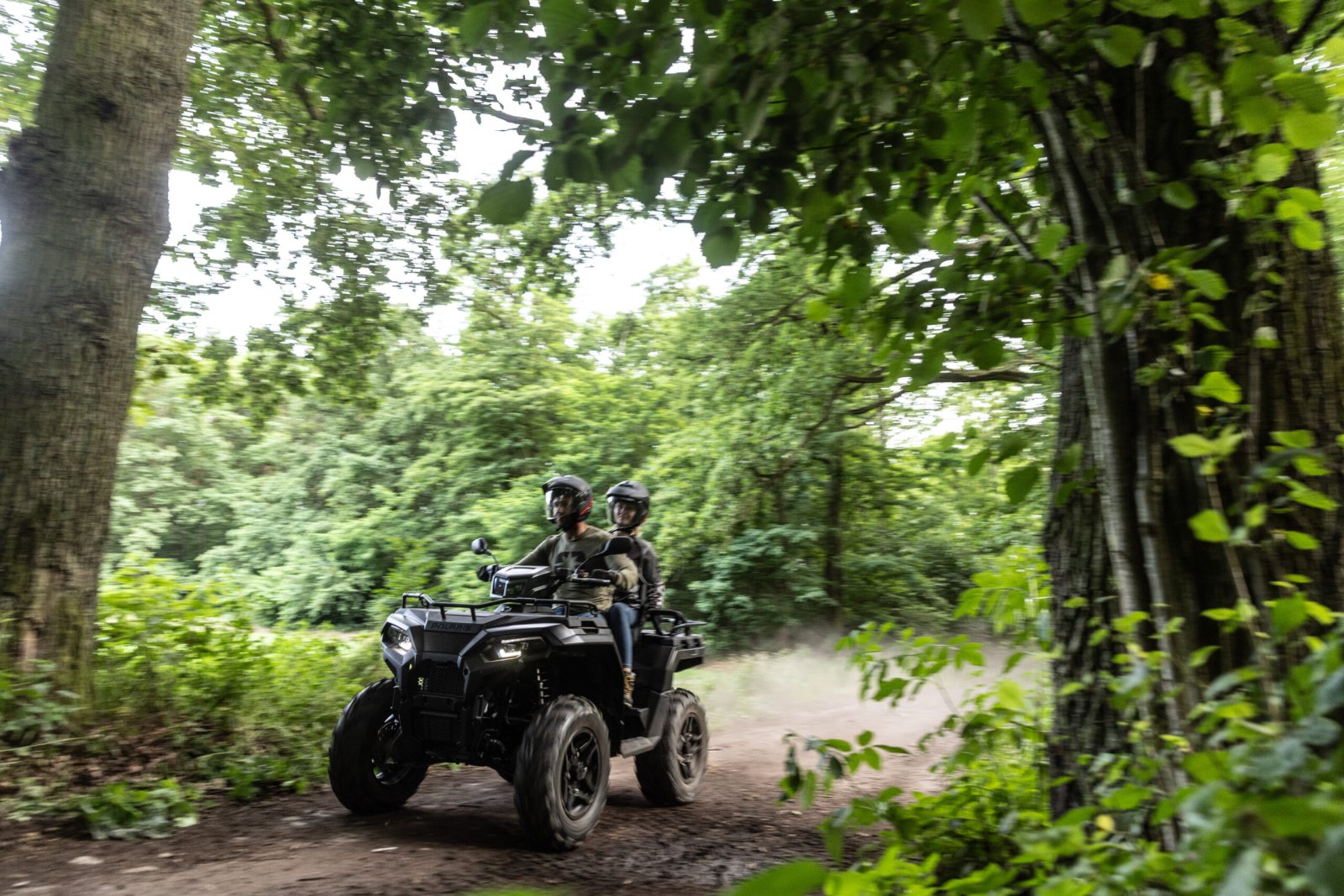 Polaris Off Road rozšiřuje modelovou nabídku pro rok 2026, včetně zcela nového ATV pro dva jezdce